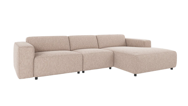Beige modulsoffa med schäslong i ljust tyg, modern design med låga armstöd och raka linjer