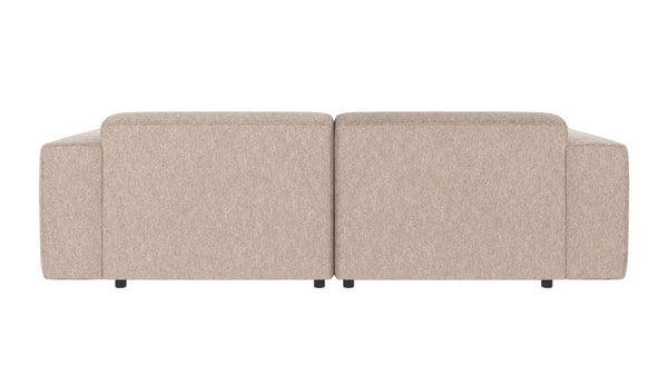 Beige tvåsits soffa sedd bakifrån med mjuk klädsel och låga ben