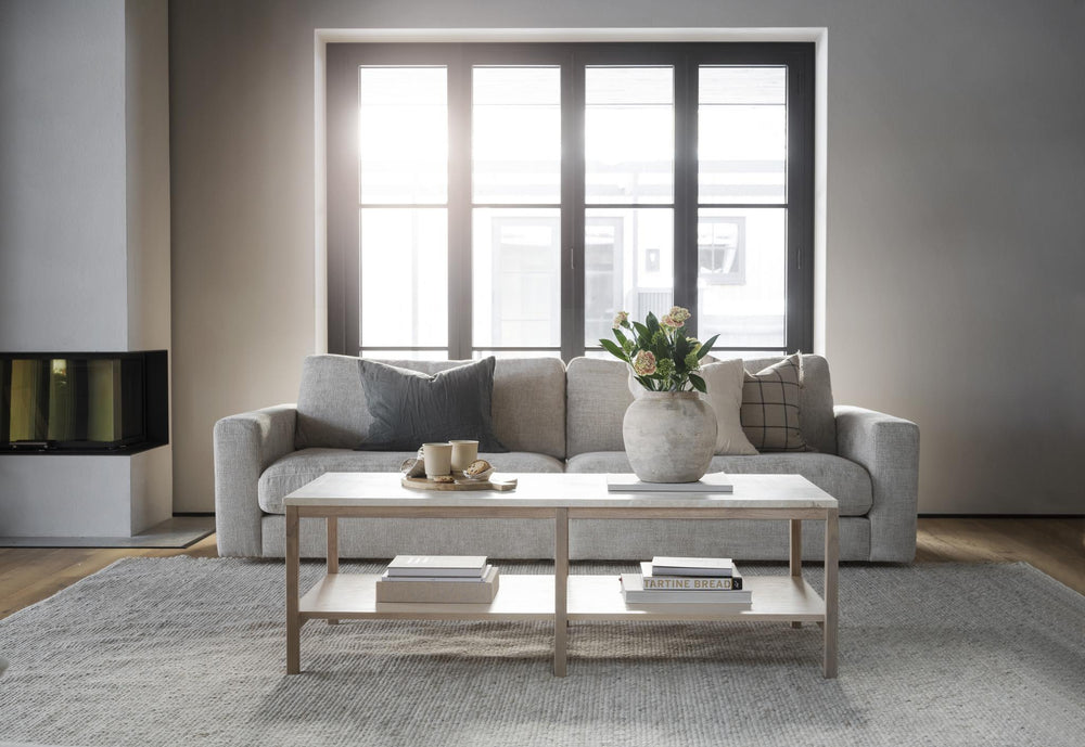 Beige tvåsitsssoffa med modulär design och mjuka kuddar, modern skandinavisk stil