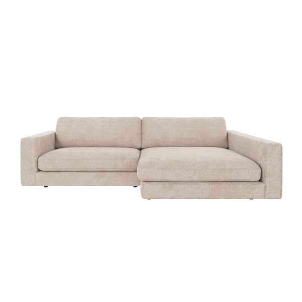 Beige modulsoffa med schäslong i ljust tyg, modern design med raka linjer och djupa kuddar