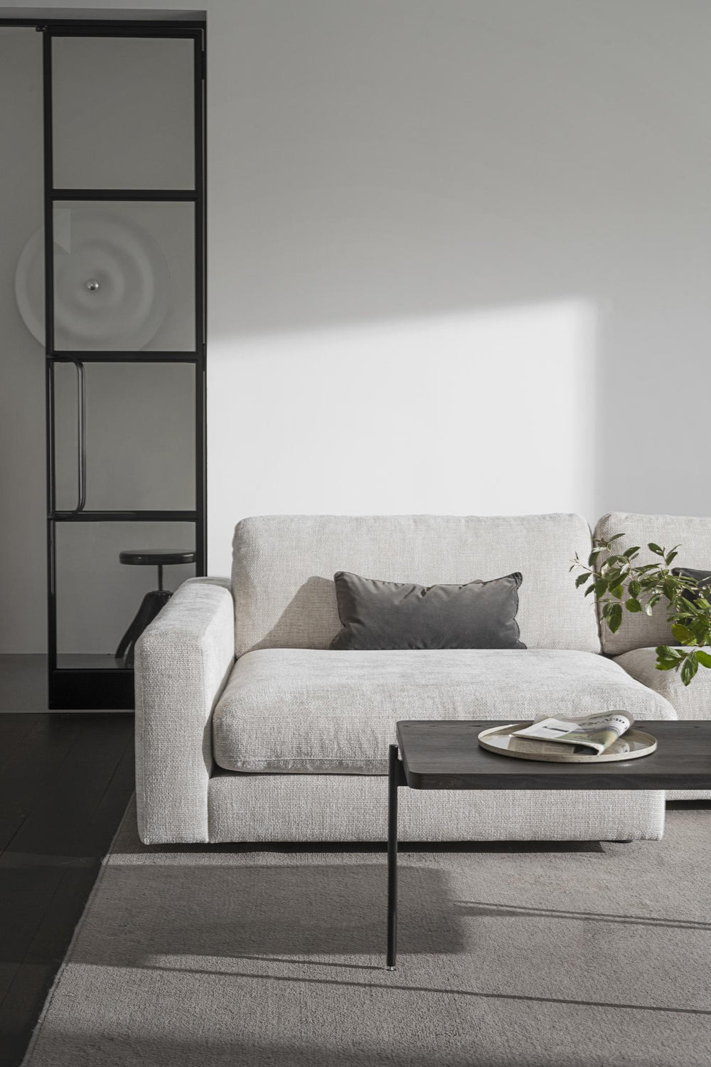 Beige modulsoffa med chaise lounge, modern design med djupa dynor och låga armstöd