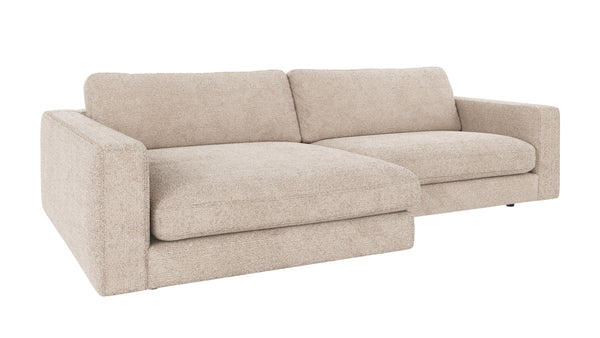 Beige bäddsoffa med chaise longue i ljust tyg, modern design med låga armstöd och mjuka kuddar
