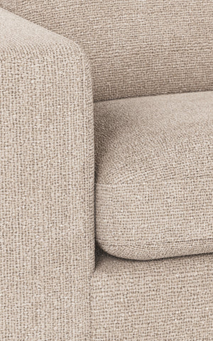 Närbild på beige soffa i linnelook med mjuk stoppad armstöd och sits