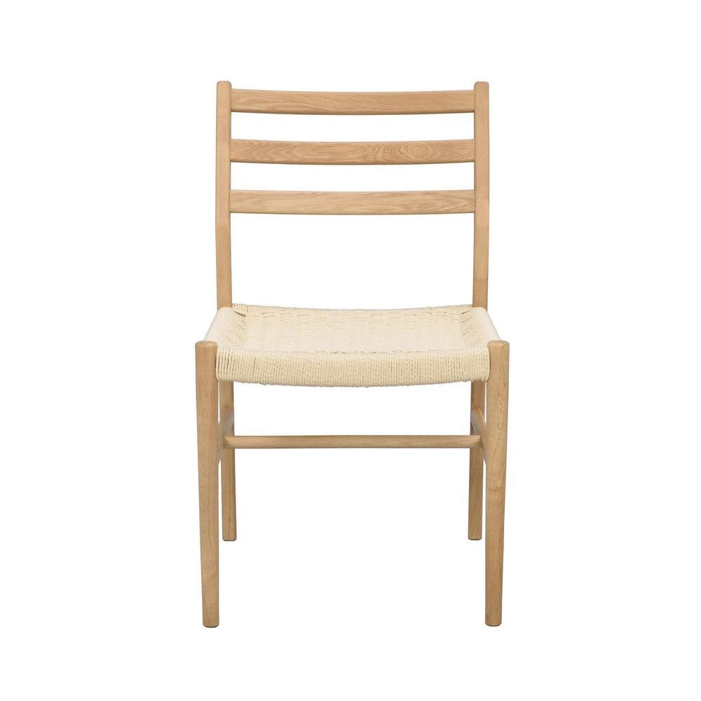 Stol i ljust trä med flätad sits i naturfiber och tre ribbor i ryggstödet
