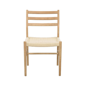 Stol i ljust trä med flätad sits i naturfiber och tre ribbor i ryggstödet
