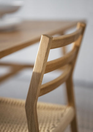 Närbild av tråstol i ljus ek med synlig trästruktur och elegant design