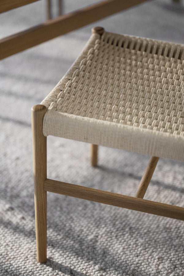 Pall med flätad sits i natur och träben av ek, skandinavisk design