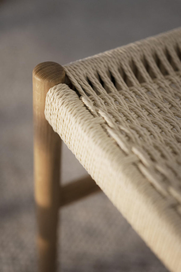 Närbildsdetalj av flätat naturligt rep på träram, handgjord möbeldesign i ljust trä