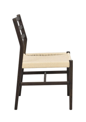 Sidovy av stol i mörkt trä med flätad sits i naturliga fibrer och öppen ryggdesign