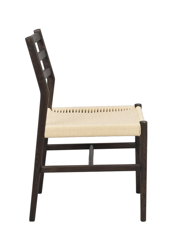 Sidovy av stol i mörkt trä med flätad sits i naturliga fibrer och öppen ryggdesign