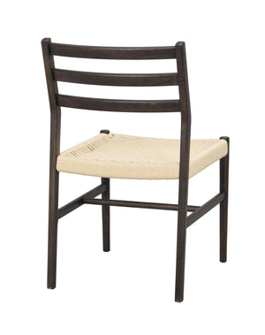 Mörkbrun stol med flätad sits i naturfärgat material och tre ribbor i ryggstödet