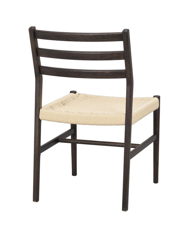 Mörkbrun stol med flätad sits i naturfärgat material och tre ribbor i ryggstödet