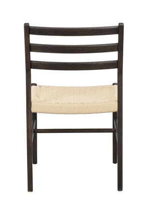 Stol i mörkbetsad trä med flätad sittdyna i naturligt rep, sedd framifrån mot vit bakgrund