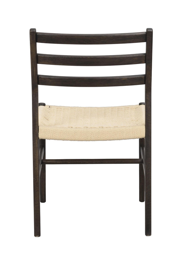 Stol i mörkbetsad trä med flätad sittdyna i naturligt rep, sedd framifrån mot vit bakgrund