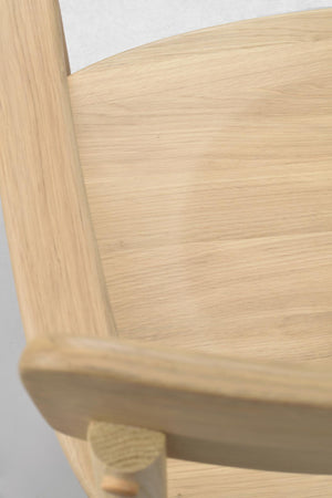 Närbild på ljust träbord med naturlig ekfanér och rundade hörn, skandinavisk design