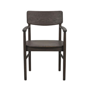 Mörkbrun träarmstol med raka ben och enkel skandinavisk design, framifrån