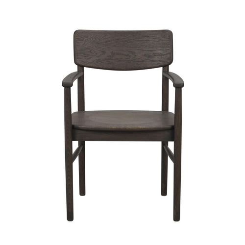 Mörkbrun träarmstol med raka ben och enkel skandinavisk design, framifrån