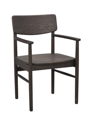 Mörkbrun träarmstol med ryggstöd och sits i massivt trä, skandinavisk design