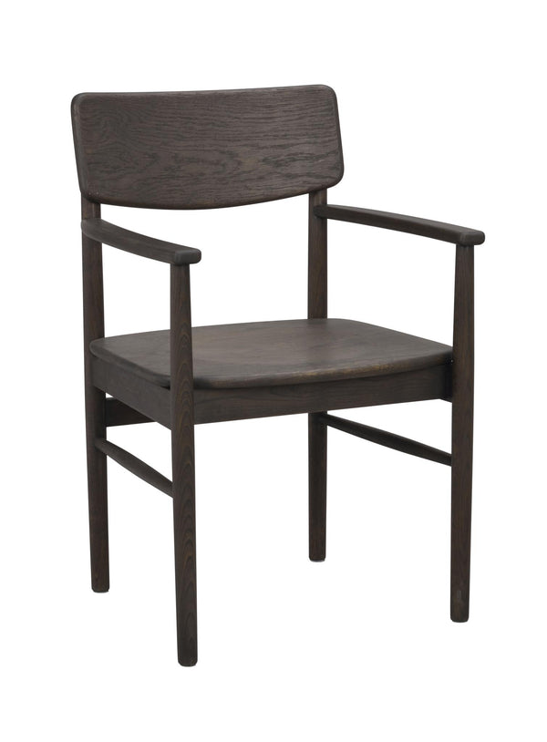 Mörkbrun träarmstol med ryggstöd och sits i massivt trä, skandinavisk design