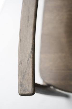 Närbild på möbelben i gråbrun ek med synlig trästruktur och naturlig yta