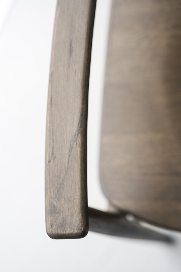 Närbild på möbelben i gråbrun ek med synlig trästruktur och naturlig yta