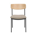 Matstol med ljust trästöd, grå stoppad sits och svarta metallben i modern skandinavisk design