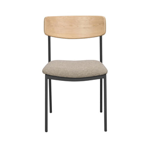 Matstol med ljust trästöd, grå stoppad sits och svarta metallben i modern skandinavisk design