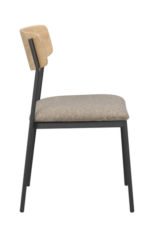 Stol med svarta ben, stoppad beige sits och ryggstöd i ljust trä, sidovy