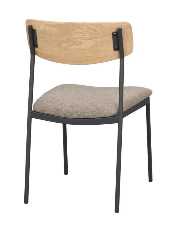 Matstol med ljust trä ryggstöd, grå stoppad sits och svart metallstomme, snett bakifrån
