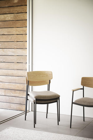 Moderna stolar med ljust trä, svarta ben och beige stoppad sits i skandinavisk design