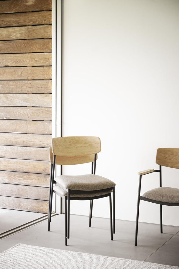 Moderna stolar med ljust trä, svarta ben och beige stoppad sits i skandinavisk design