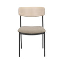 Stol med ljust träryggstöd, grå stoppad sits och svarta metallben i modern skandinavisk design