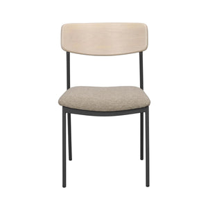 Stol med ljust träryggstöd, grå stoppad sits och svarta metallben i modern skandinavisk design