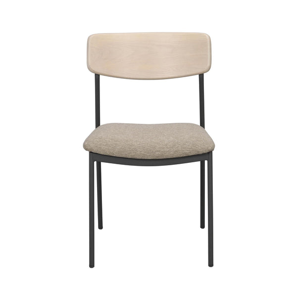 Stol med ljust träryggstöd, grå stoppad sits och svarta metallben i modern skandinavisk design