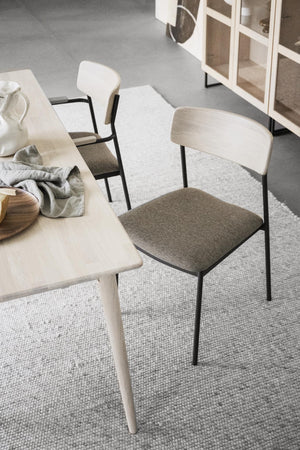 Moderna matstolar med ljust trä och grå sits vid matbord i skandinavisk stil