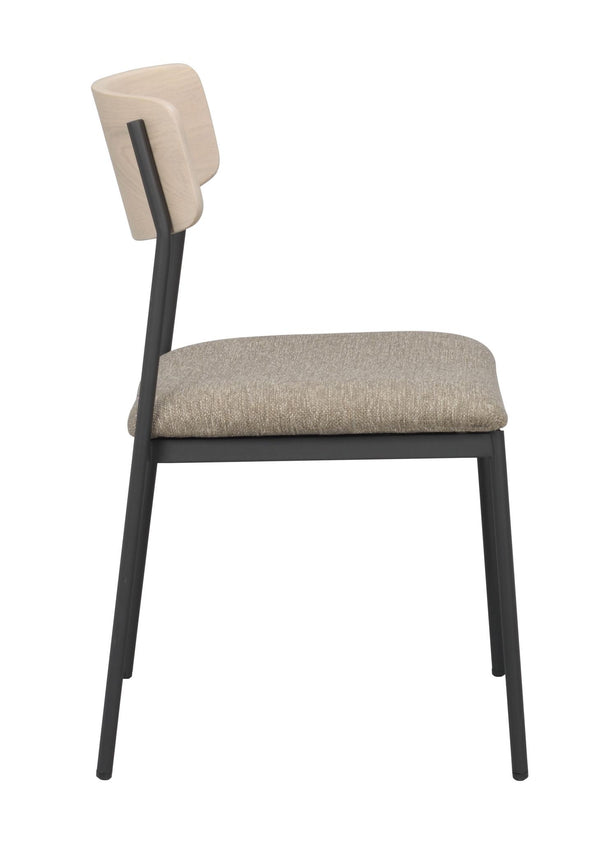 Stol med svart metallstativ, ljus trärygg och beige stoppad sits, sidovy