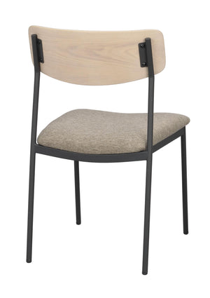 Matstol med ljus trärygg, grå stoppad sits och svart metallstomme i modern skandinavisk design