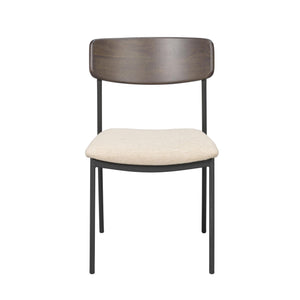 Matstol med beige klädsel, mörk trärygg och svarta metallben i modern skandinavisk design