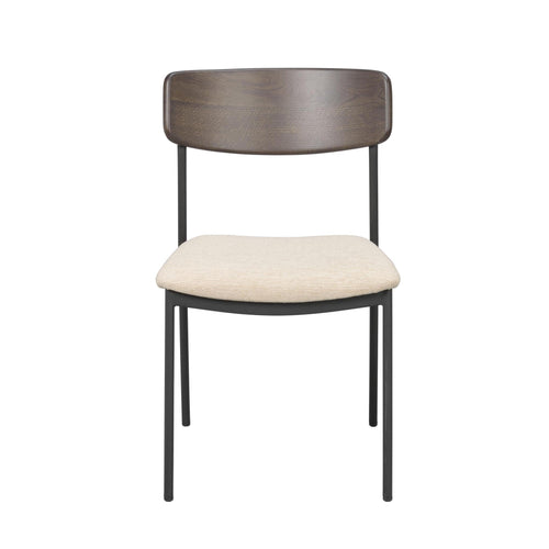 Matstol med beige klädsel, mörk trärygg och svarta metallben i modern skandinavisk design