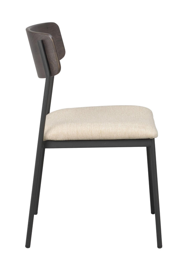 Stol med beige stoppat sits och mörkt träryggstöd, svarta metallben, sedd från sidan