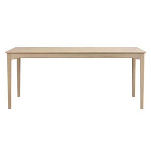 Matbord i ljust trä med raka ben och enkel skandinavisk design