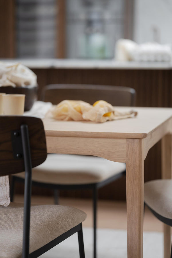 Ljust matbord i ek med stol vid bord, skandinavisk design för moderna hem