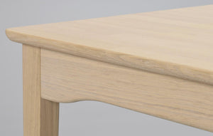 Närbild av snickardetaljer på bord i ljust trä med rundade kanter och ben