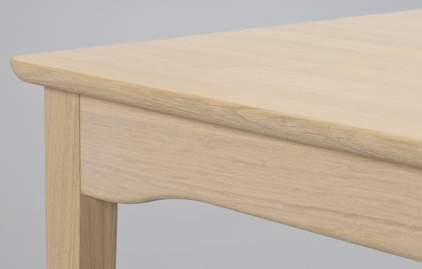 Närbild av snickardetaljer på bord i ljust trä med rundade kanter och ben