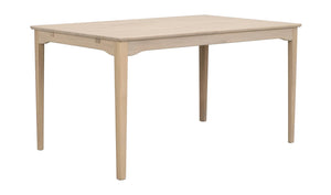 Ljust trä matbord med raka ben och rektangulär bordsskiva i skandinavisk design