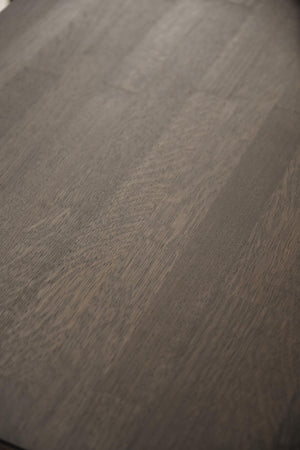 Närbild av gråbrun laminatgolv med trästruktur och naturlig ådring