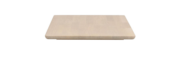 Skärbräda i ljust trä med rundade hörn, ovanifrån på vit bakgrund