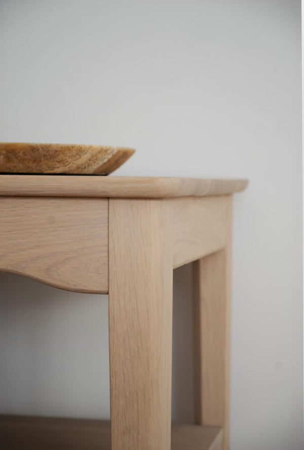 Soffbord i ljust trä med naturlig ekfanér och raka ben, minimalistisk skandinavisk design