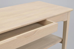 Skrivbord i ljus ek med utdragbar låda och hylla, närbild av hörn och detaljer