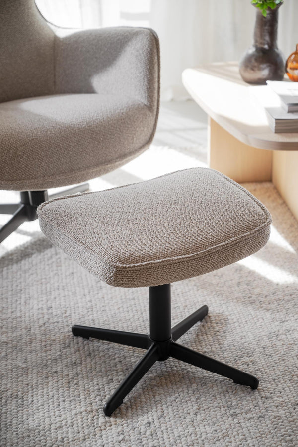 Grå kontorsstol med svart kryss-stativ och textilklädsel i modern hemmiljö med bord och dekoration